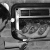 Eguzkileire horneando pan en horno de leña